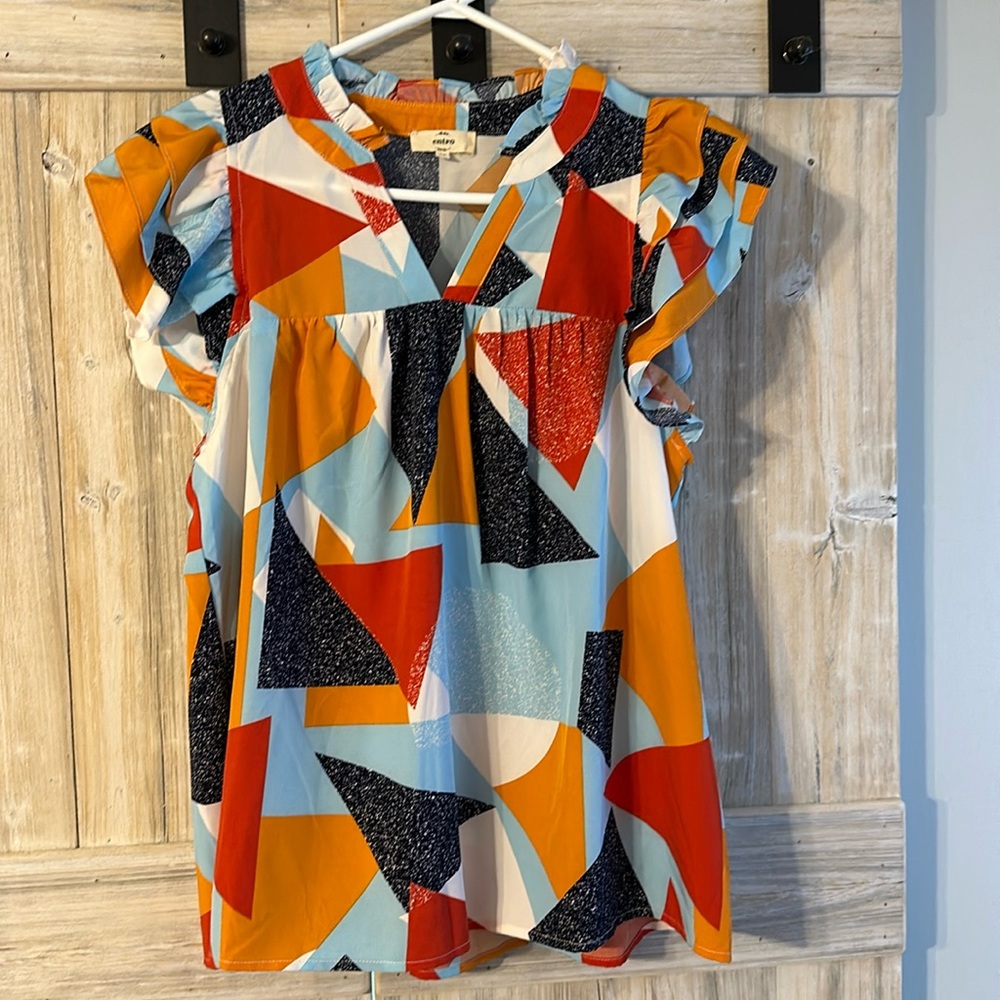 New, cute geometric top with ruffle sleeves. Size Medium. entro brand